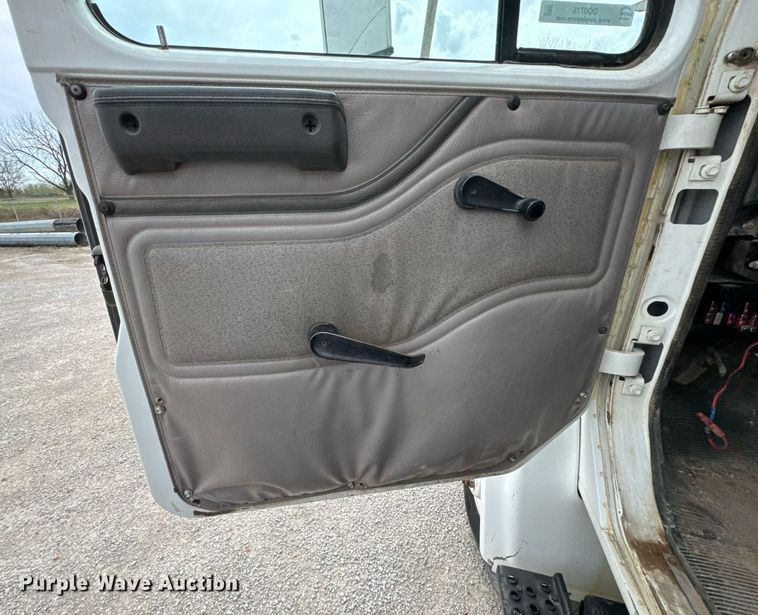 image for item DO0775 1999 International 4900 digger derrick truck