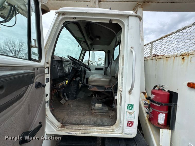 image for item DO0775 1999 International 4900 digger derrick truck