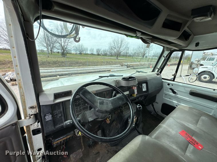 image for item DO0775 1999 International 4900 digger derrick truck