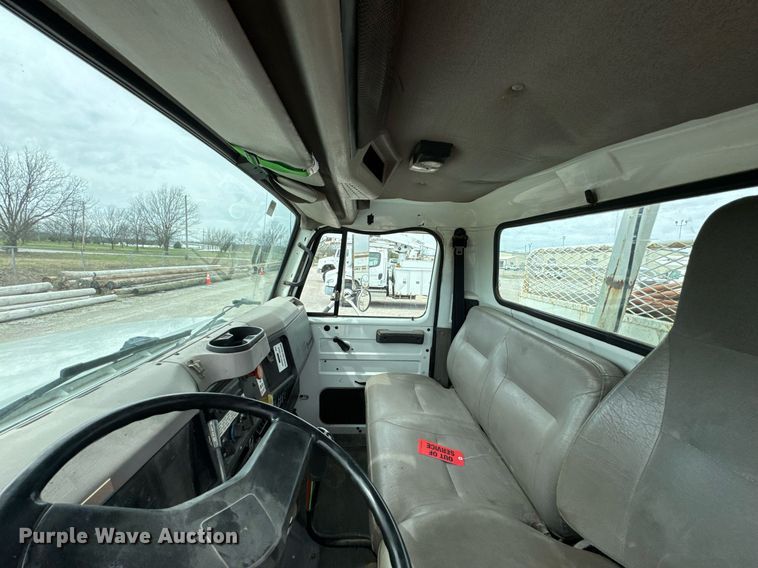 image for item DO0775 1999 International 4900 digger derrick truck