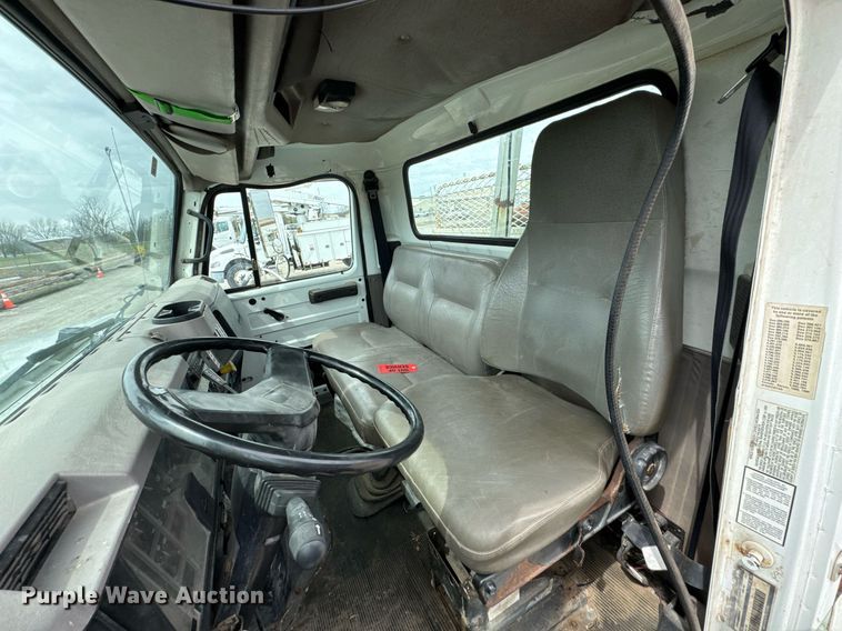 image for item DO0775 1999 International 4900 digger derrick truck