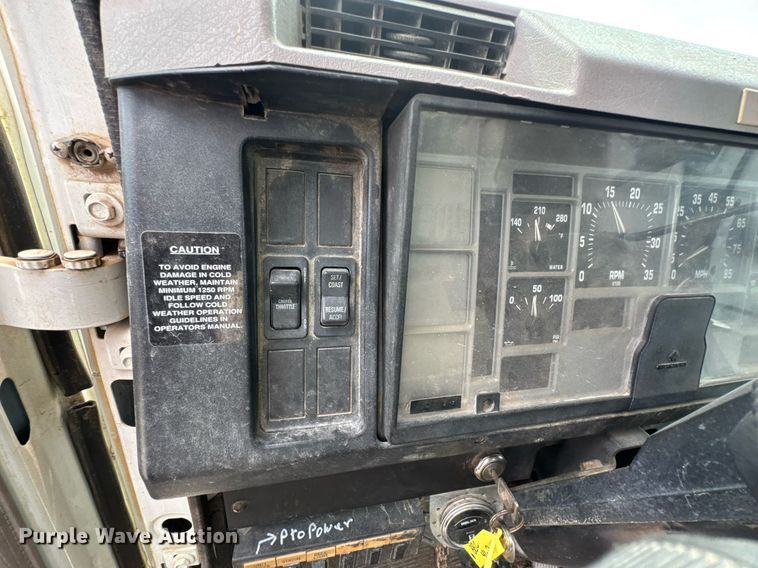 image for item DO0775 1999 International 4900 digger derrick truck