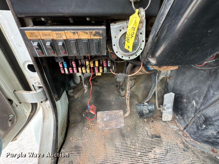 image for item DO0775 1999 International 4900 digger derrick truck