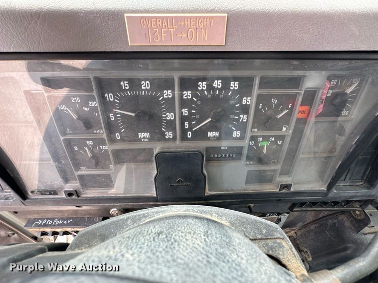 image for item DO0775 1999 International 4900 digger derrick truck