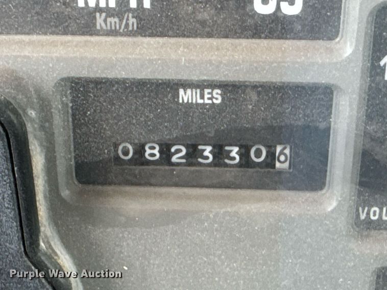 image for item DO0775 1999 International 4900 digger derrick truck