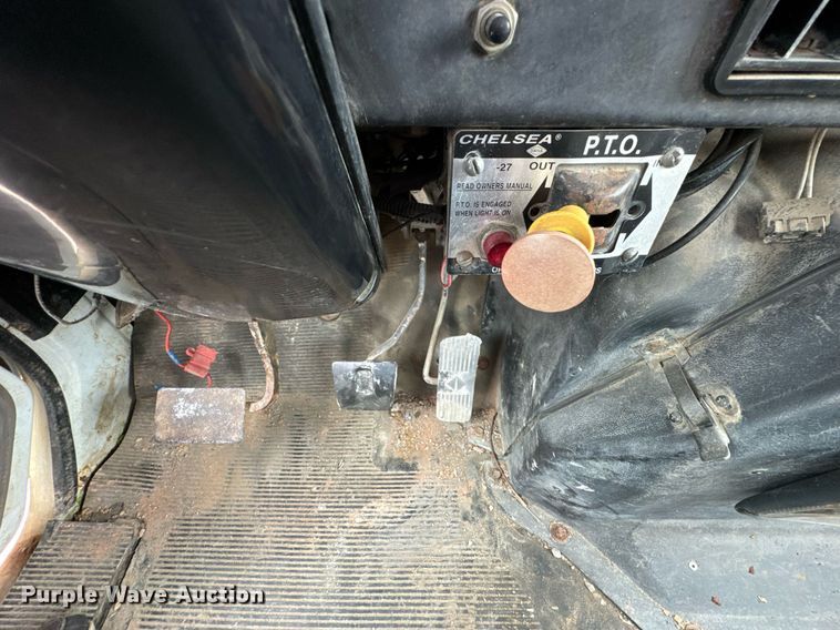 image for item DO0775 1999 International 4900 digger derrick truck