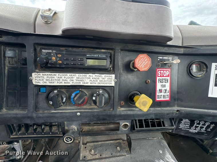 image for item DO0775 1999 International 4900 digger derrick truck