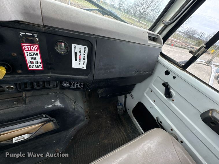 image for item DO0775 1999 International 4900 digger derrick truck