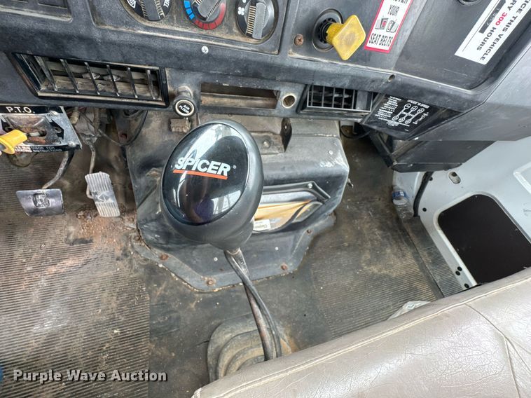 image for item DO0775 1999 International 4900 digger derrick truck