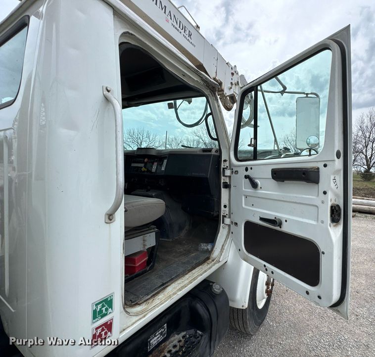 image for item DO0775 1999 International 4900 digger derrick truck