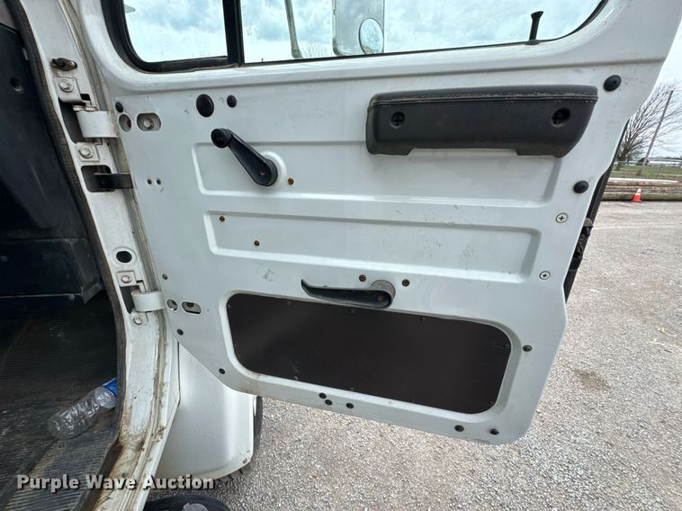 image for item DO0775 1999 International 4900 digger derrick truck