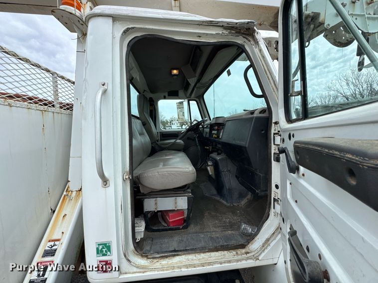 image for item DO0775 1999 International 4900 digger derrick truck