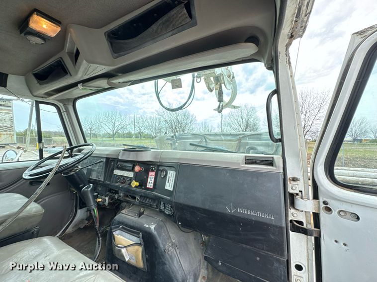 image for item DO0775 1999 International 4900 digger derrick truck