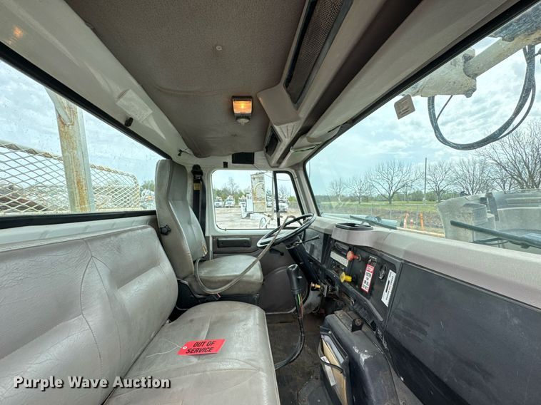 image for item DO0775 1999 International 4900 digger derrick truck