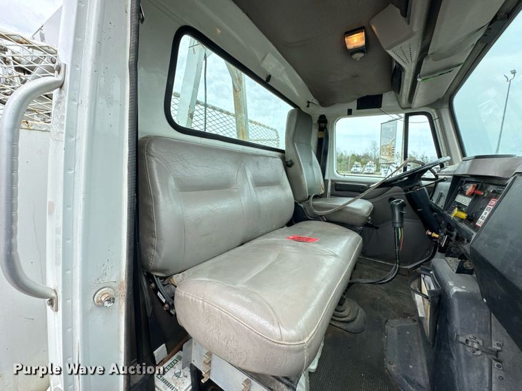 image for item DO0775 1999 International 4900 digger derrick truck