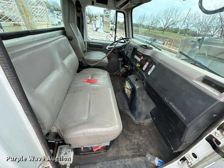 image for item DO0775 1999 International 4900 digger derrick truck