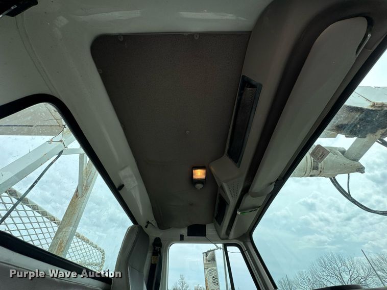 image for item DO0775 1999 International 4900 digger derrick truck