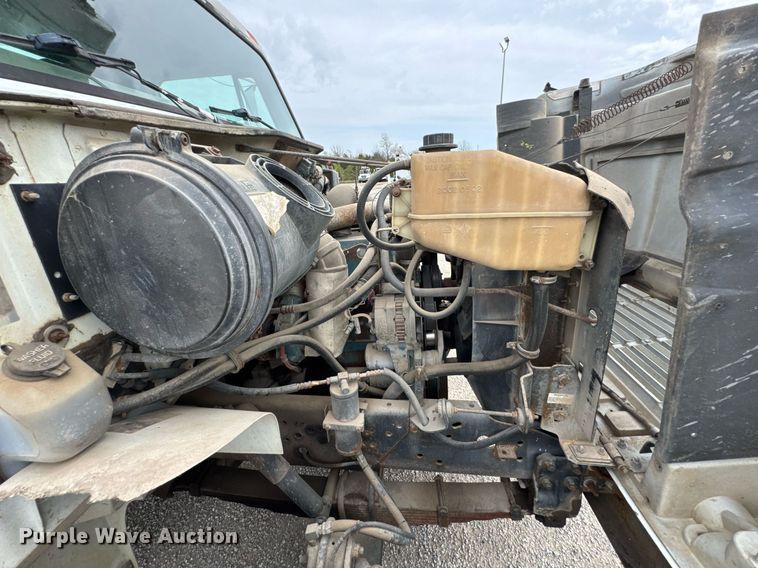 image for item DO0775 1999 International 4900 digger derrick truck