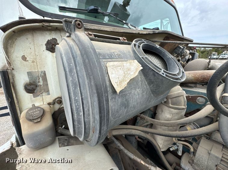 image for item DO0775 1999 International 4900 digger derrick truck