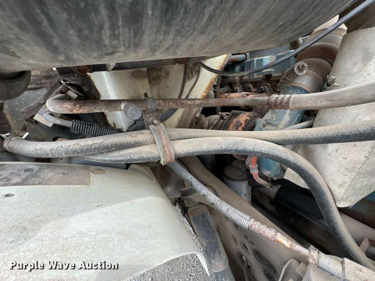 image for item DO0775 1999 International 4900 digger derrick truck