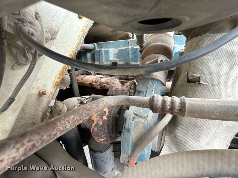 image for item DO0775 1999 International 4900 digger derrick truck