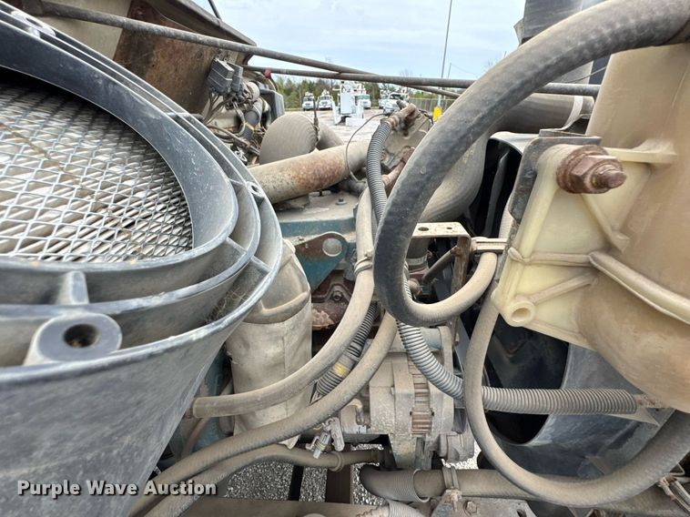 image for item DO0775 1999 International 4900 digger derrick truck