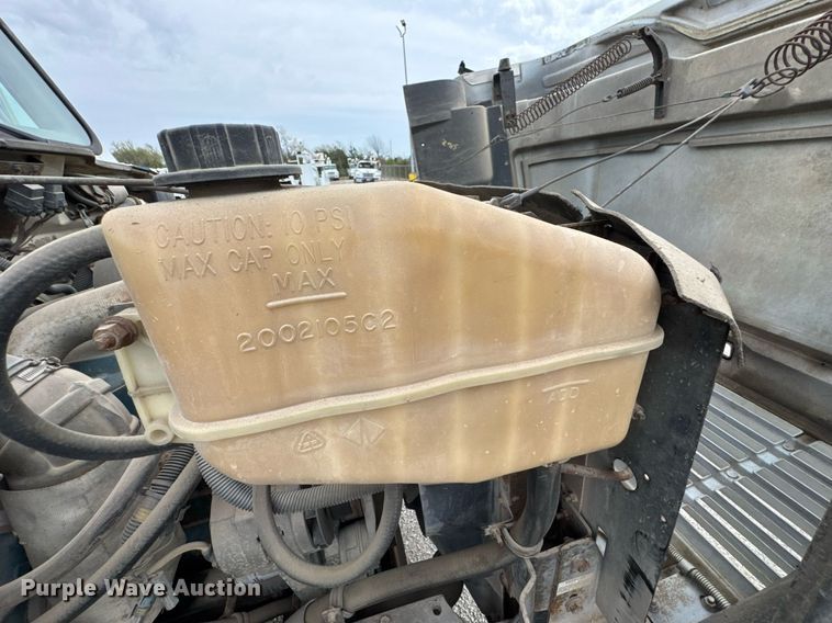 image for item DO0775 1999 International 4900 digger derrick truck