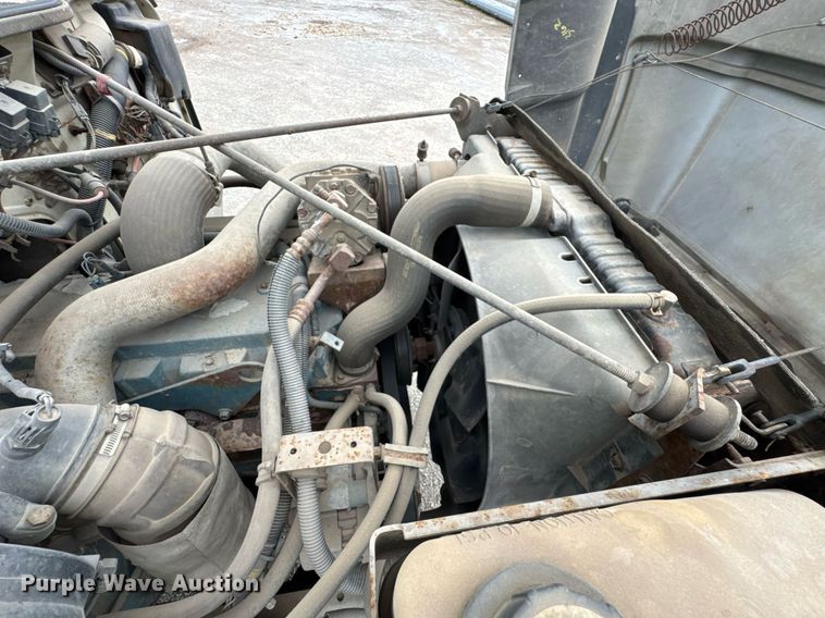 image for item DO0775 1999 International 4900 digger derrick truck