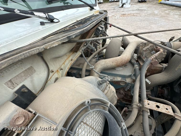 image for item DO0775 1999 International 4900 digger derrick truck