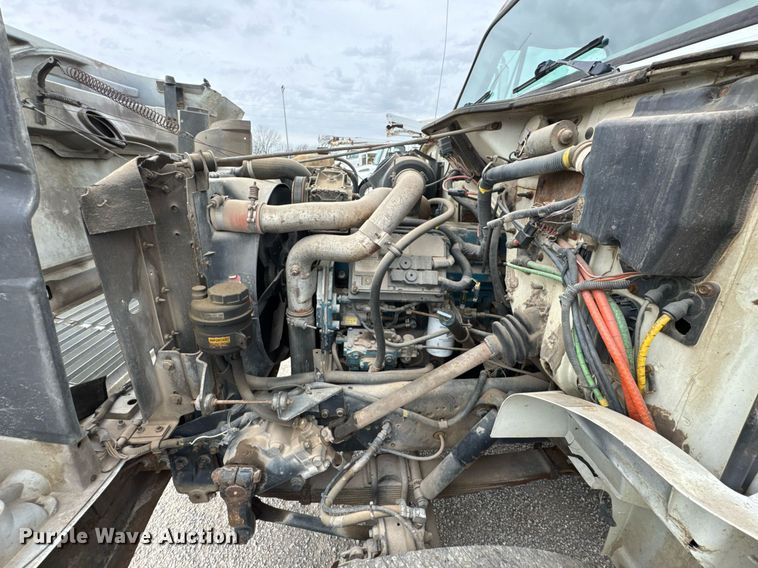 image for item DO0775 1999 International 4900 digger derrick truck