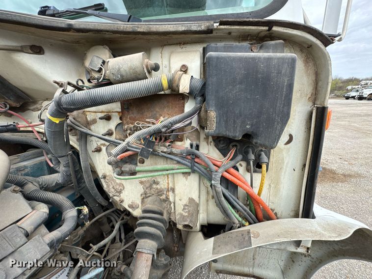 image for item DO0775 1999 International 4900 digger derrick truck