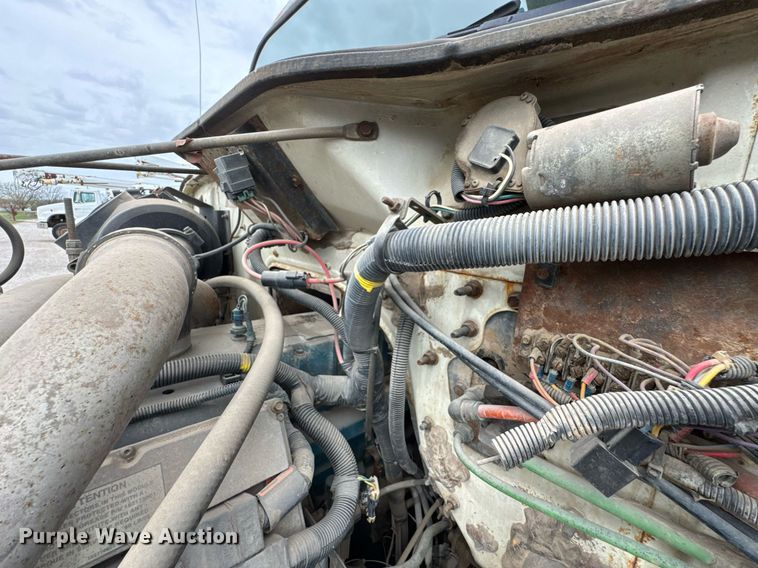 image for item DO0775 1999 International 4900 digger derrick truck