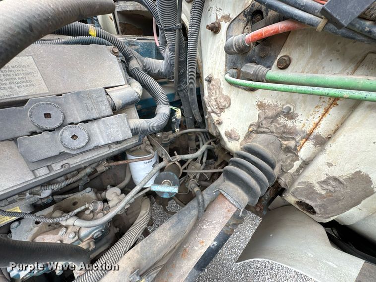 image for item DO0775 1999 International 4900 digger derrick truck