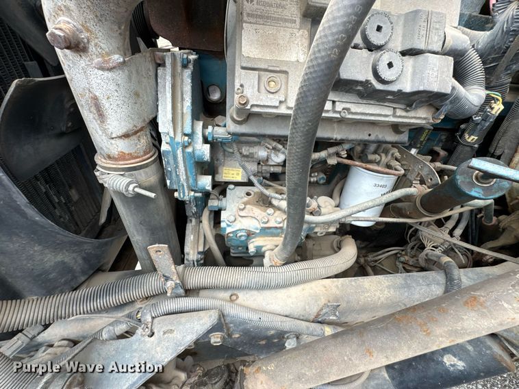 image for item DO0775 1999 International 4900 digger derrick truck