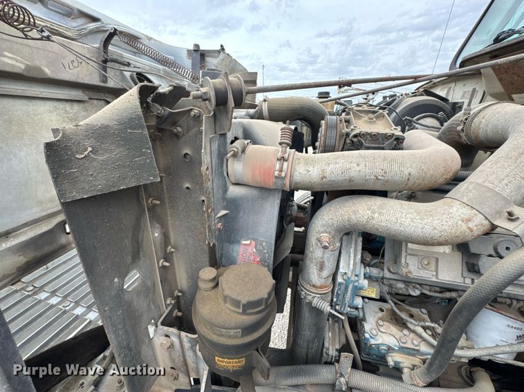 image for item DO0775 1999 International 4900 digger derrick truck