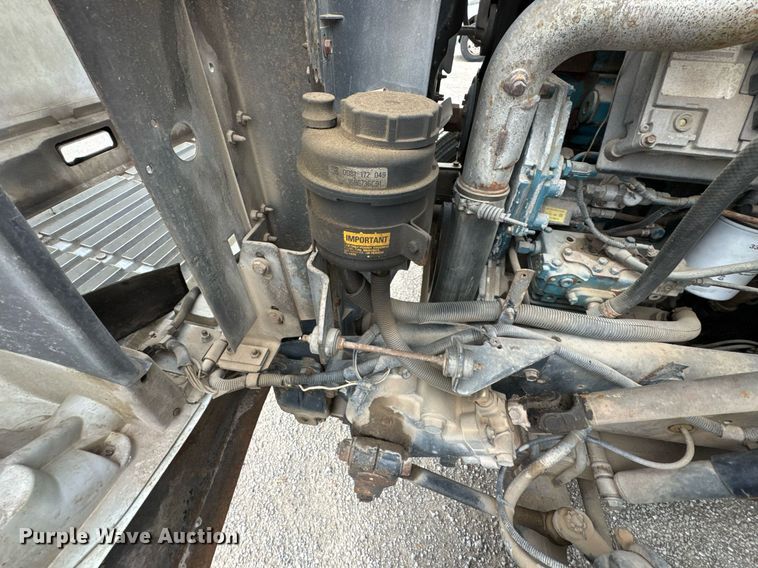 image for item DO0775 1999 International 4900 digger derrick truck