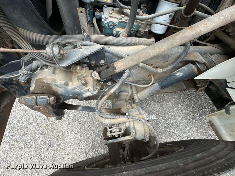 image for item DO0775 1999 International 4900 digger derrick truck