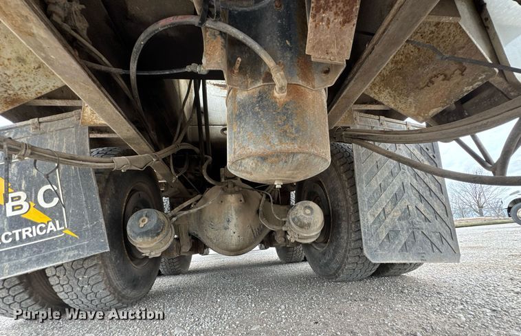 image for item DO0775 1999 International 4900 digger derrick truck