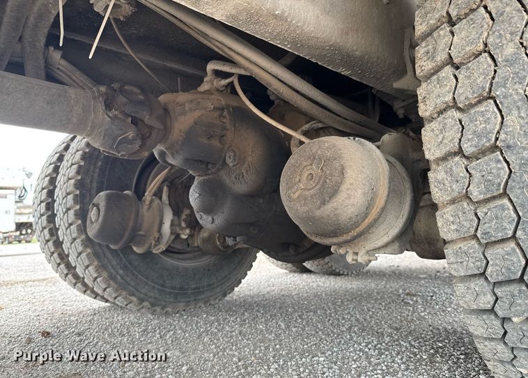 image for item DO0775 1999 International 4900 digger derrick truck