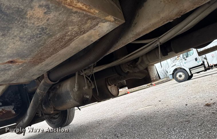 image for item DO0775 1999 International 4900 digger derrick truck