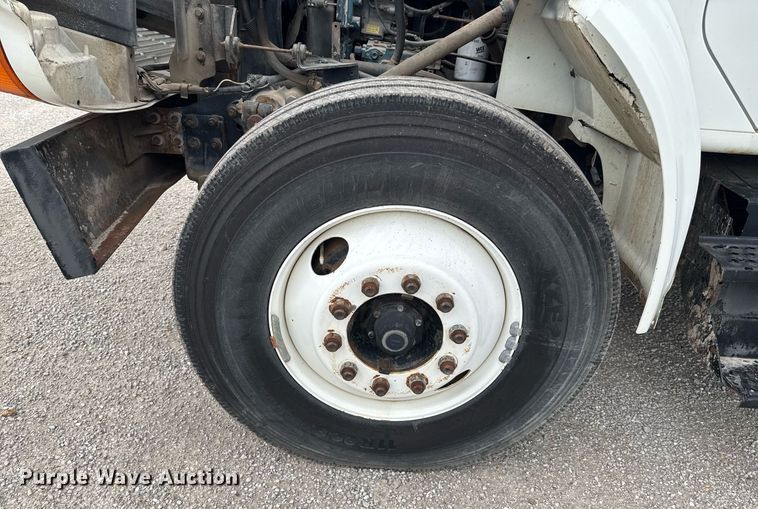 image for item DO0775 1999 International 4900 digger derrick truck