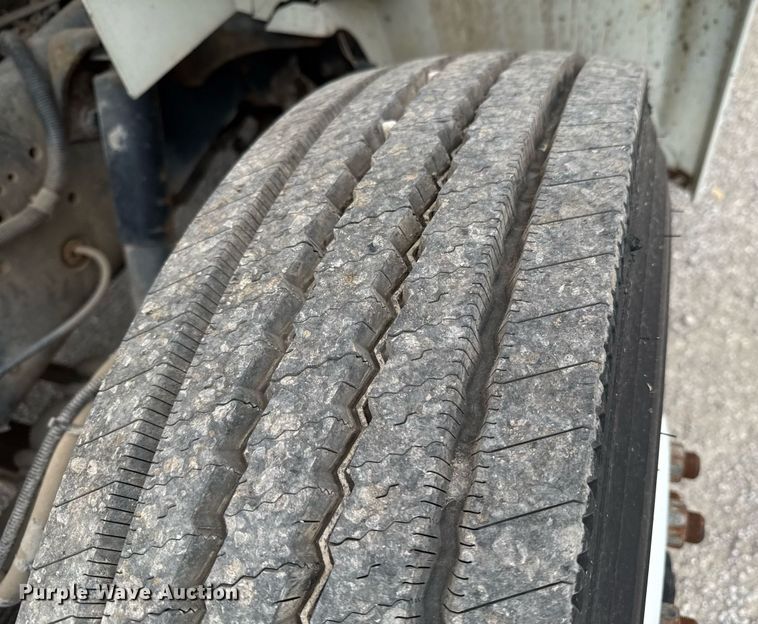 image for item DO0775 1999 International 4900 digger derrick truck