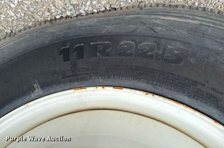 image for item DO0775 1999 International 4900 digger derrick truck