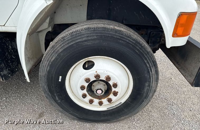 image for item DO0775 1999 International 4900 digger derrick truck