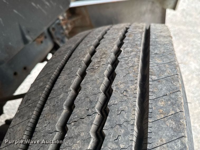 image for item DO0775 1999 International 4900 digger derrick truck