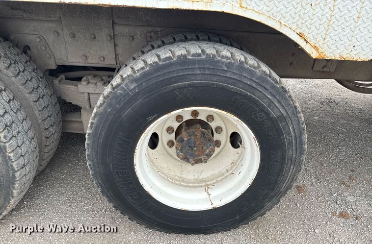 image for item DO0775 1999 International 4900 digger derrick truck