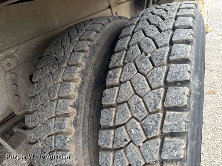 image for item DO0775 1999 International 4900 digger derrick truck