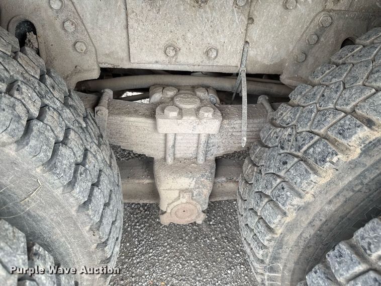 image for item DO0775 1999 International 4900 digger derrick truck