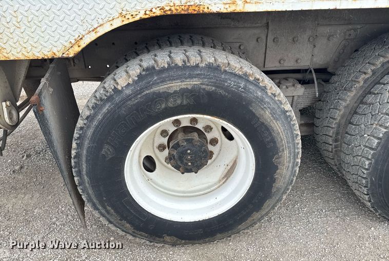 image for item DO0775 1999 International 4900 digger derrick truck