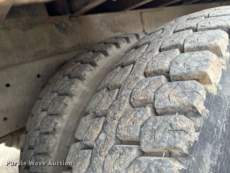 image for item DO0775 1999 International 4900 digger derrick truck